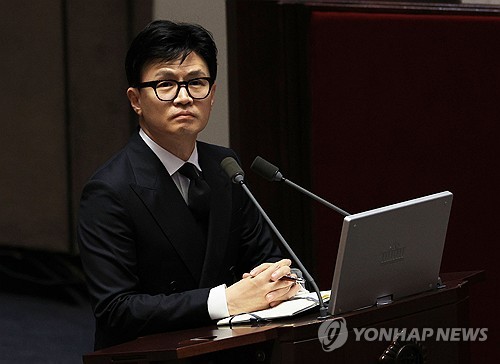 한동훈 법무부 장관이 5일 서울 여의도 국회에서 정치 분야에 관한 대정부질문에서 국민의힘 권성동 의원의 질의를 듣고 생각에 잠겨있다.