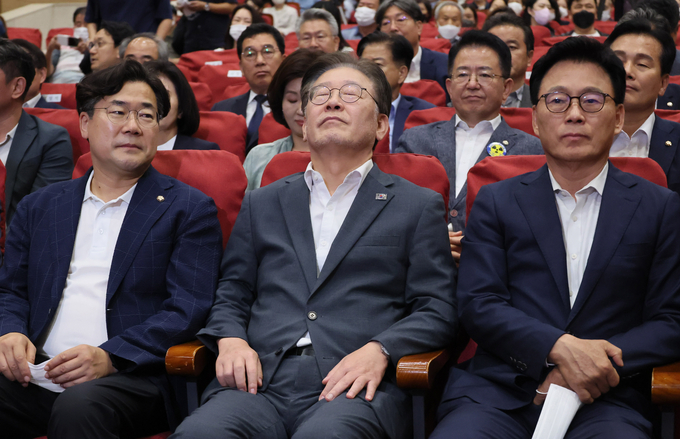 이재명 더불어민주당 대표가 6일 저녁 국회 의원회관에서 열린 영화 ‘봉오동 전투’ 단체 상영회에서 고개를 뒤로 젖히고 있다. (사진=연합뉴스)