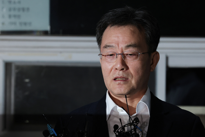 화천대유자산관리 대주주 김만배 씨가 7일 오전 구속기간 만료로 석방돼 서울구치소에서 나와 취재진 질문에 답하고 있다. (사진=연합뉴스)