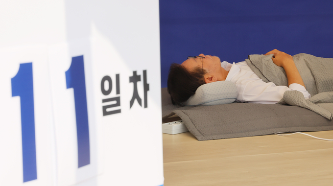 이재명 더불어민주당 대표가 무기한 단식에 돌입한지 11일 차인 10일 국회 본관 앞 천막에 누워 농성을 이어가고 있다. (사진=연합뉴스)