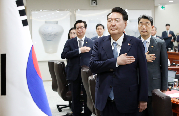 윤석열 대통령이 12일 용산 대통령실에서 제36회 국무회의에 참석해 국기에 대한 경례를 하고 있다. (사진=연합뉴스)