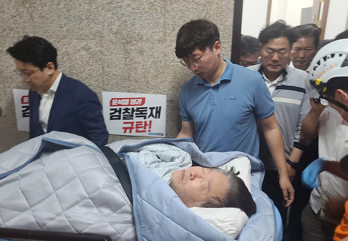 이재명 더불어민주당 대표가 단식 19일 차인 18일 건강이상으로 병원에 이송되고 있다. (사진=연합뉴스)