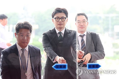 한동훈 법무부 장관이 18일 국회에서 본회의 출석을 위해 입장하고 있다.