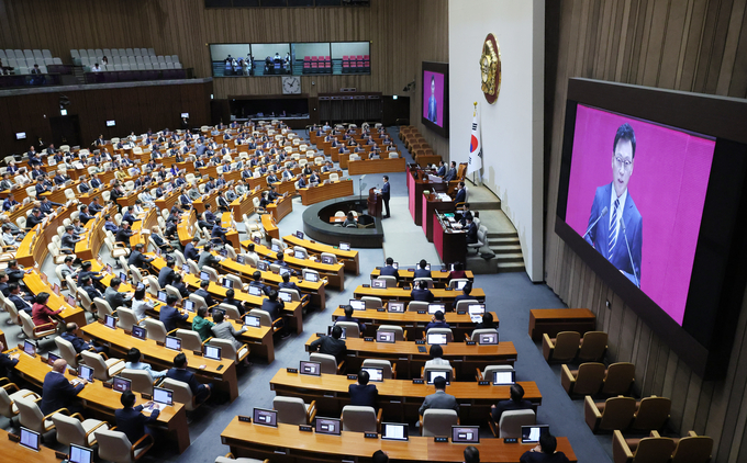18일 국회에서 열린 본회의에서 박광온 더불어민주당 원내대표가 교섭단체 대표 연설을 하고 있다.