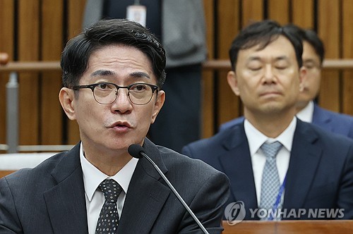 이균용 대법원장 후보자가 19일 국회에서 열린 인사청문회에서 의원 질의에 답하고 있다. 