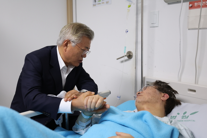 문재인 전 대통령이 19 일 서울 녹색병원에 입원해 있는 이재명 더불어민주당 대표를 찾아 단식 중단을 권유하고 있다. (사진=연합뉴스)