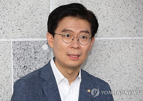 시대전환 조정훈 의원이 19일 국회 의원회관에서 국민의힘 합당설과 관련해 입장을 발표하고 있다.