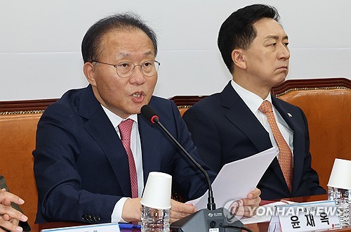 국민의힘 윤재옥 원내대표가 25일 국회에서 최고위원회의를 하고 있다. 