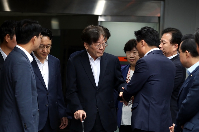 이재명 더불어민주당 대표가 26일 법원의 영장심질심사를 받기 위해 병원을 나서고 있다. (사진=연합뉴스)