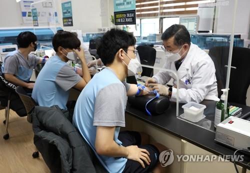 혈액 검사 받는 병역 의무자.