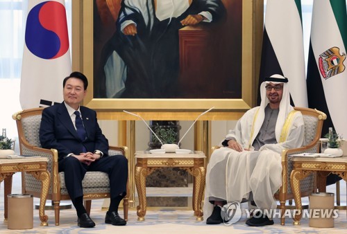 지난 1월 15일(현지시간) 아랍에미리트(UAE)를 국빈 방문 중인 윤석열 대통령이 아부다비 대통령궁에서 무함마드 빈 자예드 알 나흐얀 UAE 대통령과 한-UAE 확대회담을 하고 있다. 