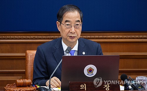 한덕수 국무총리가 4일 오전 서울 종로구 정부서울청사에서 열린 국무회의에 참석해 국민 안전과 강화 관련 발언을 하고 있다. 