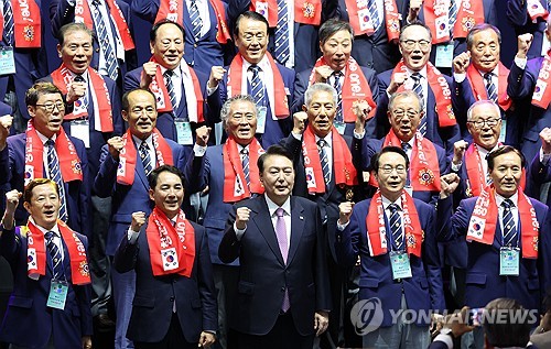 윤석열 대통령이 4일 서울 송파구 올림픽공원 올림픽홀에서 열린 재향군인회 창설 제71주년 기념식 및 전국 읍·면·동회장 총력안보 결의대회에서 참석자들과 기념촬영을 하고 있다.