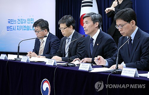 박구연 국무조정실 국무1차장이 11일 오전 정부서울청사 합동브리핑룸에서 후쿠시마 원전 오염수 방류 관련 정례 브리핑을 하고 있다. 왼쪽부터 윤현수 외교부 기후환경과학외교국장, 신재식 원자력안전위원회 방사선방재국장, 박구연 국무조정실 국무1차장, 최용석 해양수산부 수산정책실장. 