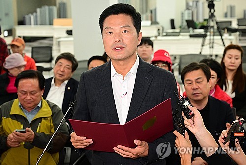김태우 국민의힘 강서구청장 후보가 지난 11일 서울 강서구 캠프사무소에서 패배를 인정하는 입장을 밝히고 있다. 