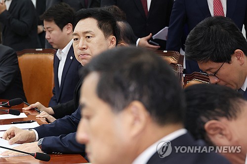 김기현 국민의힘 대표와 윤재옥 원내대표 등 지도부가 12일 국회에서 열리는 최고위원회의에 어두운 표정으로 입장하고 있다. 국민의힘 김태우 강서구청장 보궐선거 후보는 지난 11일 치러진 선거에서 더불어민주당 진교훈 후보에 패했다. 