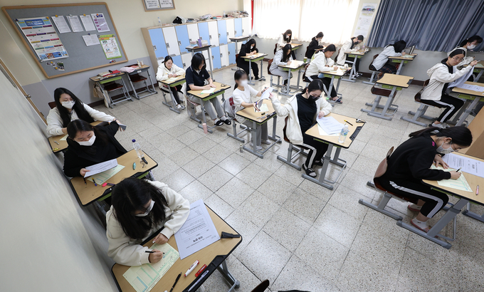 지난 12일 고3 학생들이 교실에서 마스크를 쓰고 전국연합학력평가를 준비하고 있다. ( 사진 = 연합뉴스 제공 ) 