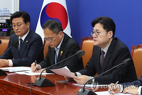 홍익표 더불어민주당 원내대표가 12일 국회에서 열린 국정감사 대책회의에서 발언하고 있다. 