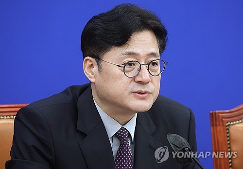 홍익표 더불어민주당 원내대표가 12일 국회에서 열린 국정감사 대책회의에서 발언하고 있다. 