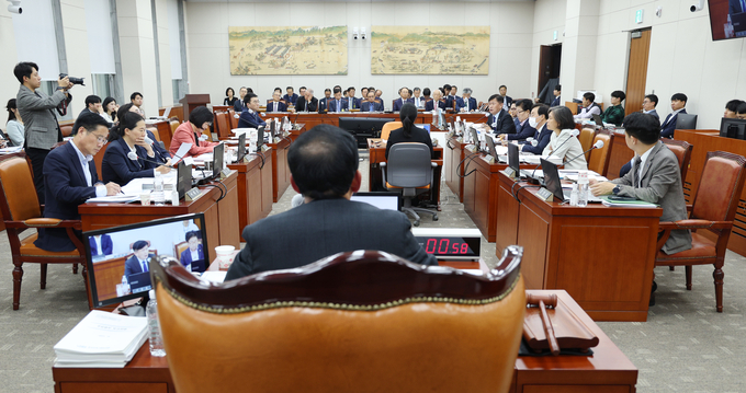 지난 13일 오후 국회에서 열린 동북아역사재단, 한국학중앙연구원, 한국연구재단 등에 대한 국회 교육위원회의 국정감사에서 의원들이 오전 국감 파행 관련 신상발언을 하고 있다. (사진=연합뉴스)