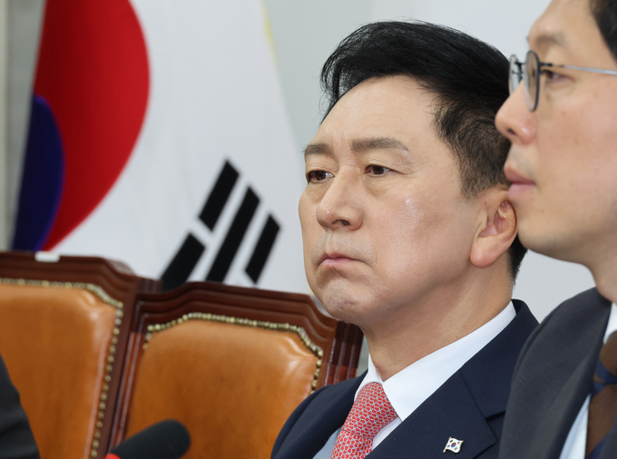 김기현 국민의힘 대표가 16일 국회에서 열린 최고위원회의에 참석해 다른 의원들의 발언을 듣고있다. (사진=연합뉴스)