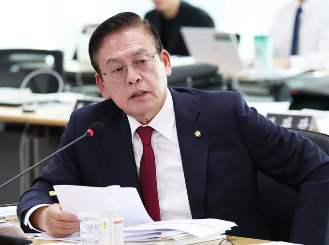 정우택(국힘·충북청주상당) 국회의원이 지난 17일 경기도청에서 열린 경기도 국정감사에서 질의하고 있다. (사진=연합뉴스)