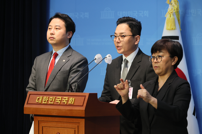 이재명 더불어민주당 대표와 부인 김혜경 씨의 법인카드 유용 의혹을 제보했던 공익제보자 조명현 씨가 기자회견을 열고 발언하고 있다.(사진=연합뉴스)
