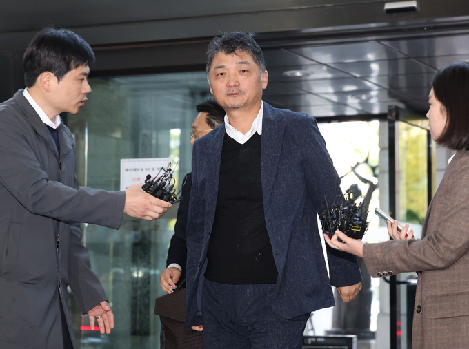 김범수 카카오 창업자가 23일 오전 서울 영등포구 금융감독원에 SM엔터테인먼트 인수 주가 시세조종 의혹과 관련해 출석하며 취재진과 인터뷰하고 있다. (사진=연합뉴스 제공)