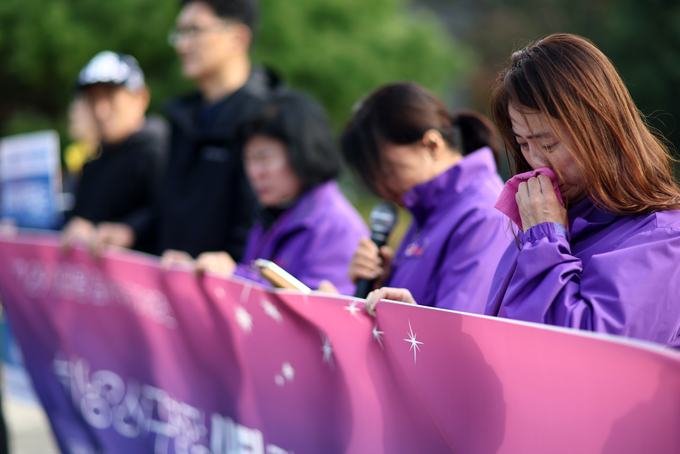지난 24일 오전 서울 용산구청 앞에서 열린 ’10·29 이태원 참사 1주기 박희영 용산구청장 사퇴촉구 지자회견’에서 유가족이 눈물을 흘리고 있다. (사진=연합뉴스)