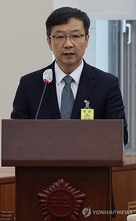김영태 서울대병원장이 24일 국회 교육위원회 국정감사에서 업무보고를 하고 있다. 