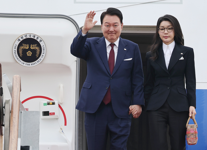 윤석열 대통령과 부인 김건희 씨가 26일 사우디아라비아·카타르 해외 순방을 마치고 경기 성남 서울공항을 통해 귀국하고 있다. (사진=연합뉴스)