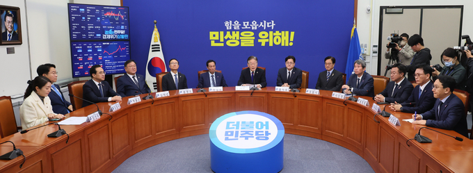 더불어민주당 이재명 대표는 26일 국회에서 전·현직 원내대표와 오찬 간담회를 가졌다. (사진=연합뉴스) 