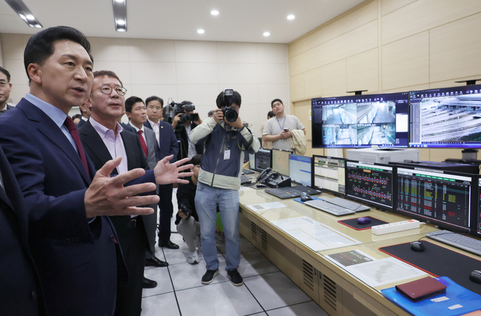김기현 국민의힘 대표가 30일 김포골드라인을 관리하는 김포한강차량기지를 방문, 관제실을 둘러보고 있다. (사진=연합뉴스)