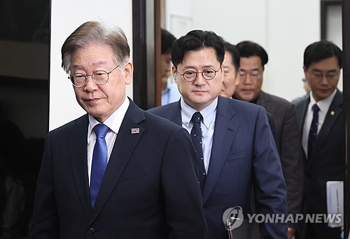 이재명 더불어민주당 대표와 홍익표 원내대표 등 지도부가 지난 1일 국회에서 열린 최고위원회의에 참석하고 있다.
