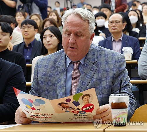 인요한 국민의힘 혁신위원장이 지난 4일 오후 부산 경성대학교에서 열린 이준석 전 대표, 이언주 전 의원이 진행하는 토크콘서트에 참석해 있다. 이날 인요한 혁신위원장은 1시간 30분가량 진행된 토크콘서트를 지켜보고 자리를 떠났다. 이 전 대표와 별도의 대화는 없었다.
