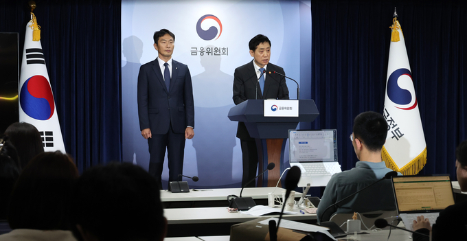 이복현 금융감독원장(왼쪽)과 김주현 금융위원장. (사진=연합뉴스 제공)