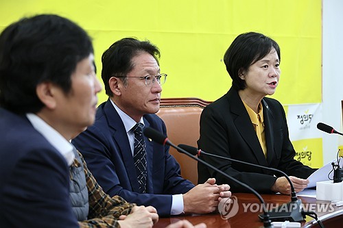 이정미 정의당 대표와 배진교 원내대표가 6일 국회에서 열린 상무집행위원회 회의에서 발언하고 있다. 이 대표는 이날 '선거연합 신당추진 비상대책위원회'에 전권을 위임하고 사퇴했다. 