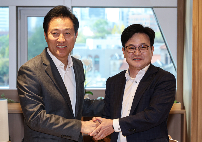 김병수 김포시장(오른쪽)은 6일 오세훈 서울시장을 만나 김포 서울 편입을 공식 제안했다. (사진=연합뉴스)