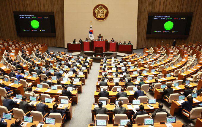 9일 국회 본회의에서 방송3법 투표 결과가 나오고 있다. 노란봉투법과 방송3법은 이날 야당 단독으로 통과됐다. (사진=연합뉴스)