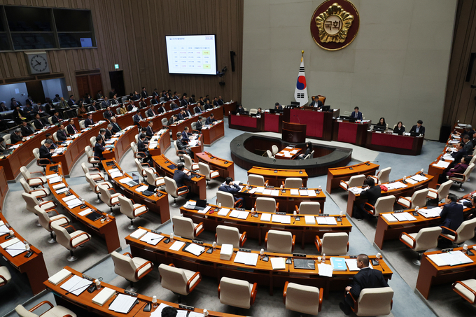10일 국회에서 예산결산특별위원회 종합정책질의를 하고 있다. (사진=연합뉴스)