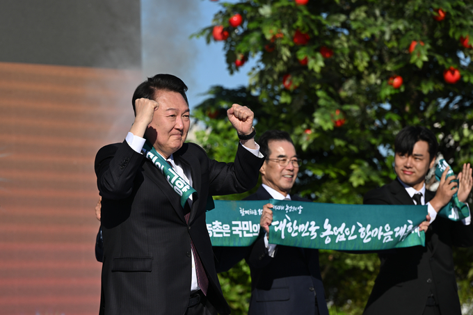 윤석열 대통령이 10일 오후 경기 수원 팔달구 서호 잔디광장에서 열린 제28회 농업인의 날 기념식에서 축사하고 있다. (사진=연합뉴스)