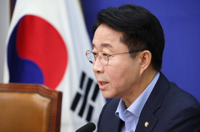조정식 더불어민주당 사무총장이 12일 국회에서 기자간담회를 열고 발언하고 있다. (사진=연합뉴스)