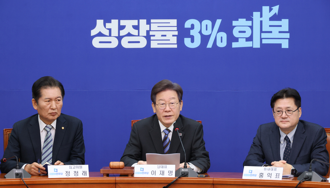 이재명 더불어민주당 대표(가운데)가 13일 국회에서 열린 최고위원회의에 참석해 발언하고 있다. (사진=연합뉴스)