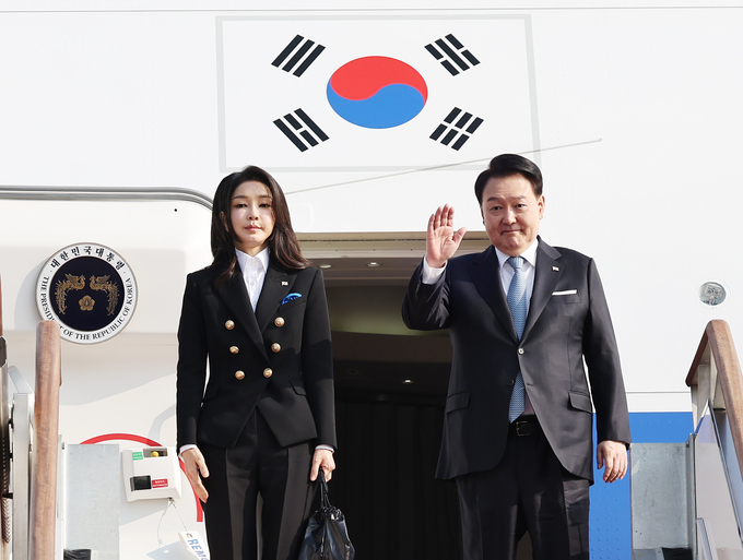 아시아태평양경제협력체(APEC) 정상회의에 참석하는 윤석열 대통령과 부인 김건희 여사가 15일 성남 서울공항에서 미국 샌프란시스코로 출국하기 전 공군 1호기에서 출국 인사를 하고 있다. (사진=연합뉴스)