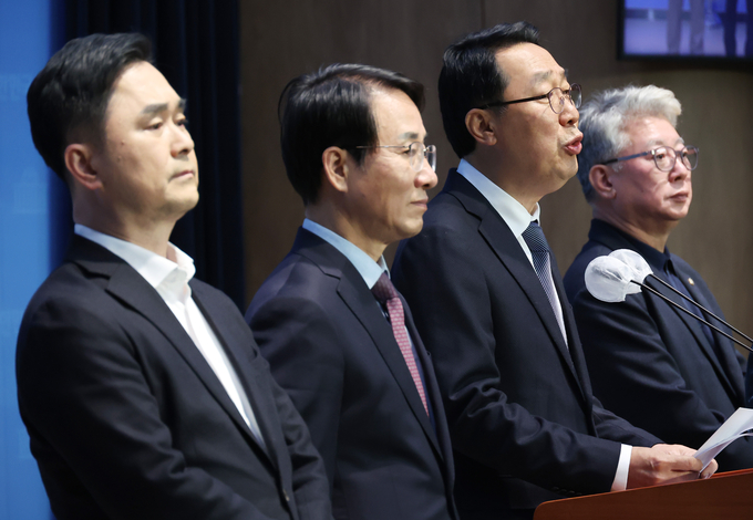 왼쪽부터 김종민·이원욱·윤영찬·조응천 더불어민주당 국회의원들이 16일 국회 소통관에서 기자회견을 열고 비명계 의원 모임 ‘원칙과 상식’의 출범을 알렸다. (사진=연합뉴스)