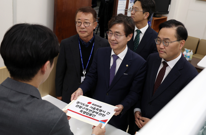 조경태 국민의힘 뉴시티 프로젝트 특별위원회 위원장이 16일 국회 의안과에 ‘경기도와 서울특별시 간 관할구역 변경에 관한 특별법률안’을 제출하고 있다. (사진=연합뉴스)