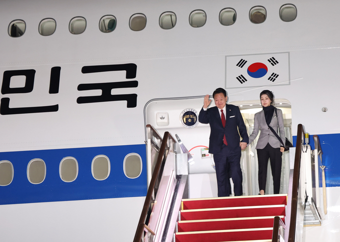 윤석열 대통령 내외, APEC 일정 마치고 귀국