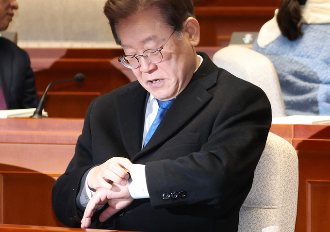 30일 국회에서 본회의 전 열린 더불어민주당 의원총회에서 이재명 대표가 시간을 확인하고 있다. (사진=연합뉴스)