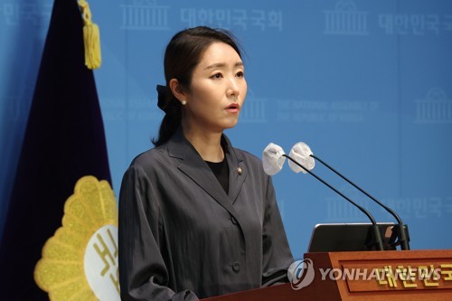 강선우 더불어민주당 대변인이 지난 6일 오후 서울 여의도 국회 소통관에서 브리핑을 하고 있다.