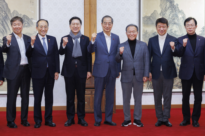  3일 국무총리공관에서 열린 고위당정협의회에서 참석자들이 기념 촬영을 하고 있다. (사진=연합뉴스)
